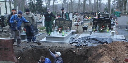 Kopią grób ofierze bydlaka z Kamienia. Przejmujące zdjęcie