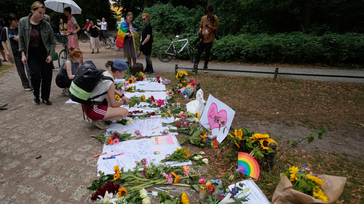 Odavanje počasti žrtvama terorističkog napada tokom održavanja Parade ponosa, Berlin