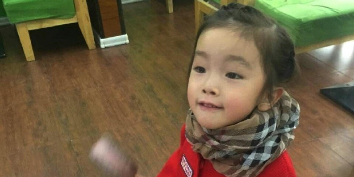 Chiny. Śmierć dziecka Gou Jintong w przedszkolu w Huadian 