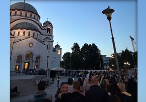 Tačkasta Mara celu noć provela ispred Hrama