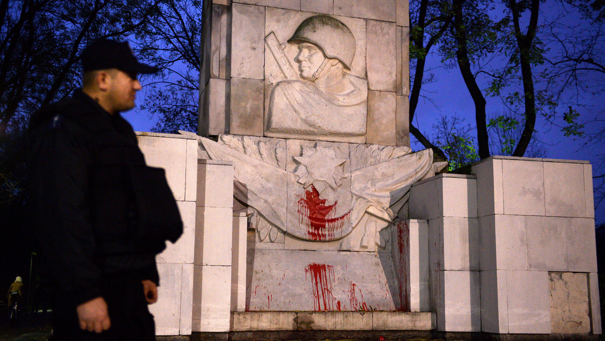 Rosyjskie MSZ wyraziło dzisiaj głębokie oburzenie "dokonanym 11 listopada kolejnym aktem wandalizmu" wobec pomnika żołnierzy radzieckich w Parku Skaryszewskim w Warszawie. Rosyjska dyplomacja zażądała wykrycia i ukarania sprawców i przywrócenia pomnikowi poprzedniego wyglądu.