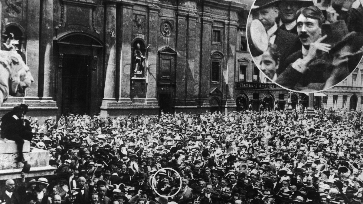 2 sierpnia 1914 roku ogłoszono, że Niemcy wypowiedziały wojnę. Na placu Odeonsplatz w Monachium wśród wiwatujących tłumów miał pojawić się 25-letni wówczas Adolf Hitler. Tak przynajmniej twierdzili przez lata naziści. Teraz naukowcy uważają, że była to mistyfikacja.