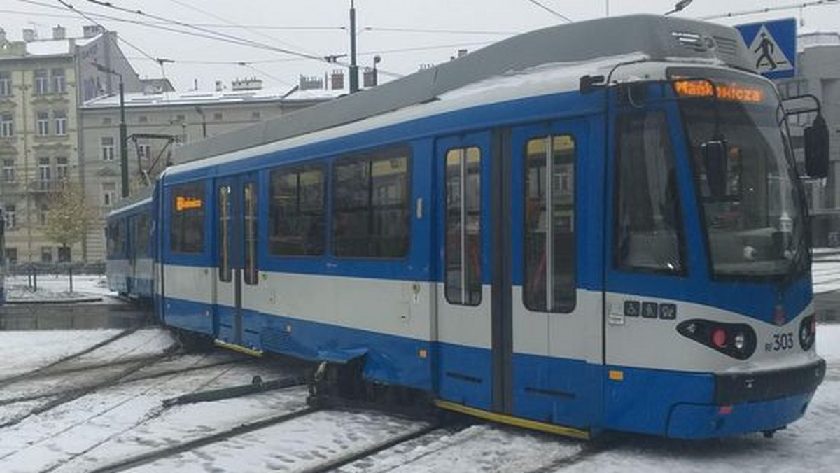 Wykolejenie tramwaju w Krakowie. Służby mają problem, a internauci się śmieją