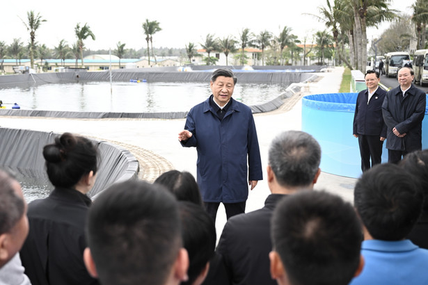 Xi Jinping w bazie Zhanjiang w prowincji Guangdong