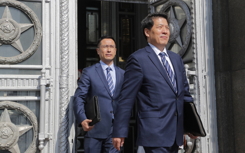 Li Hui (z prawej) opuszcza budynek rosyjskiego MSZ po spotkaniu z rosyjskim ministrem spraw zagranicznych Siergiejem Ławrowem w Moskwie, Rosja, 26 maja 2023 r.