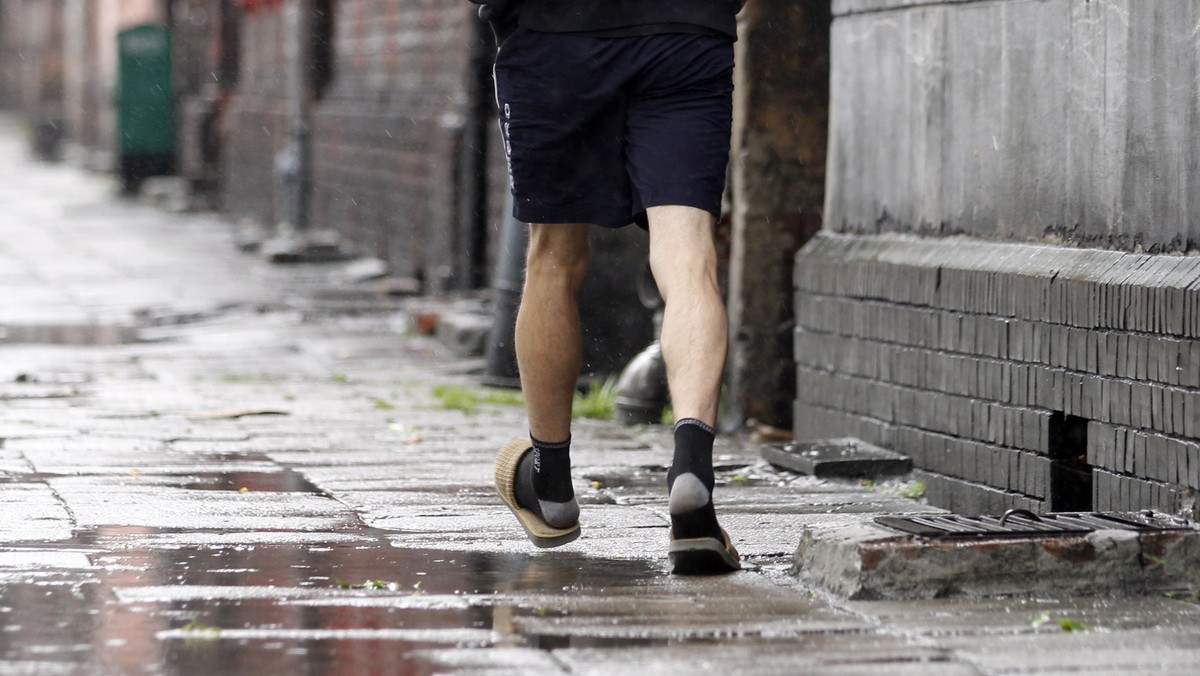 W wielu rejonach kraju pada intensywnie deszcz, drogi są śliskie, jest gorsza widoczność - ostrzegają policjanci i apelują do kierowców, by zachowali szczególną ostrożność i zdjęli "nogę z gazu".