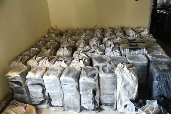 (FOTO, VIDEO) DRŽAVLJANIN SRBIJE PAO SA NAJVEĆOM KOLIČINOM KOKAINA U ISTORIJI OVE ZEMLJE! Vrednost droge veća od 370 miliona dolara: Imao i saradnika