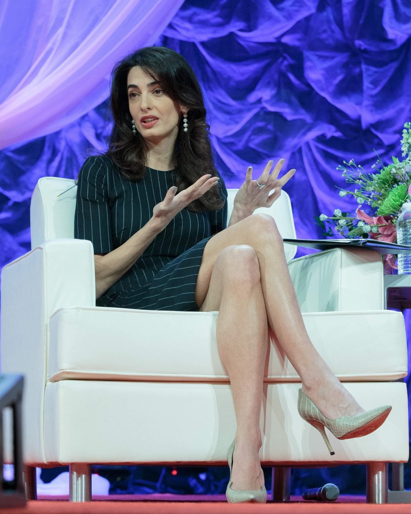 Amal Clooney w ciąży bliźniaczej