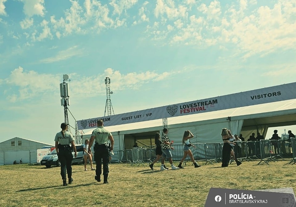 Polícia na festivale Lovestream.