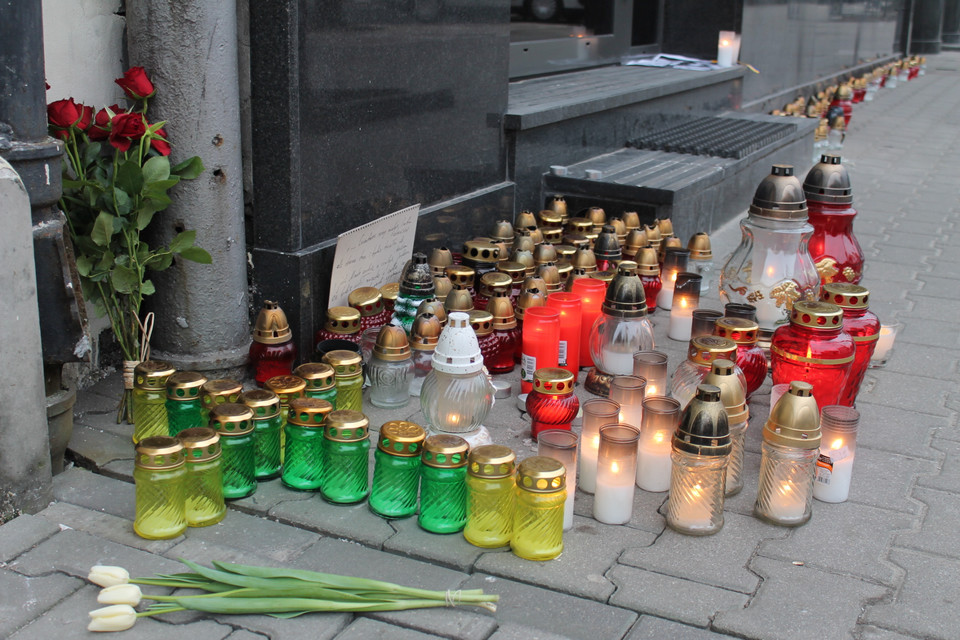 Znicze i kwiaty pod Ambasadą Ukrainy w Warszawie