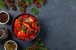 Te śledzie znikają ze stołu w pięć minut. Te dwa dodatki podkręca ich smak