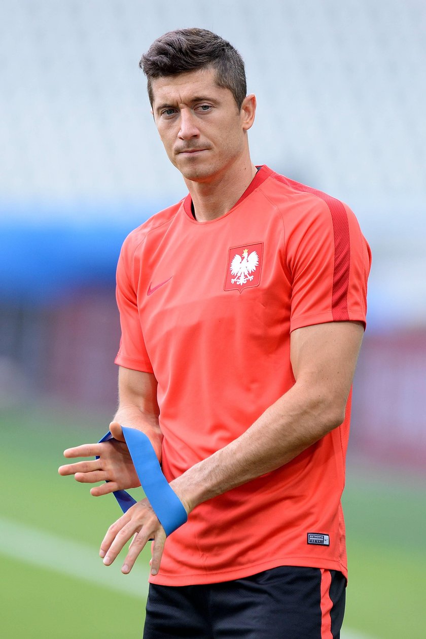 Robert Lewandowski przesiedział trening w hotelu. Odwiedziła go Ania