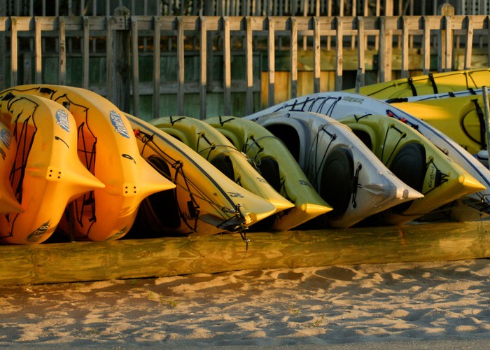 <strong>Brda</strong>
<br></br>
Szlak łatwy, dla początkujących, nieuciążliwy. Długość szlaku 207 km, czas przepłynięcia 10-14 dni. Jest to jeden z najpiękniejszych szlaków wodnych Polski. W górnym biegu przepływa przez szereg jezior kaszubskich, w środkowym zaś przecina Bory Tucholskie. Duża ilość lasów, rezerwaty przyrody, malownicze brzegi, czysta woda, w kilku miejscach bystrza, dużo dogodnych miejsc biwakowych wpływają na atrakcyjność tego szlaku.
<br></br>