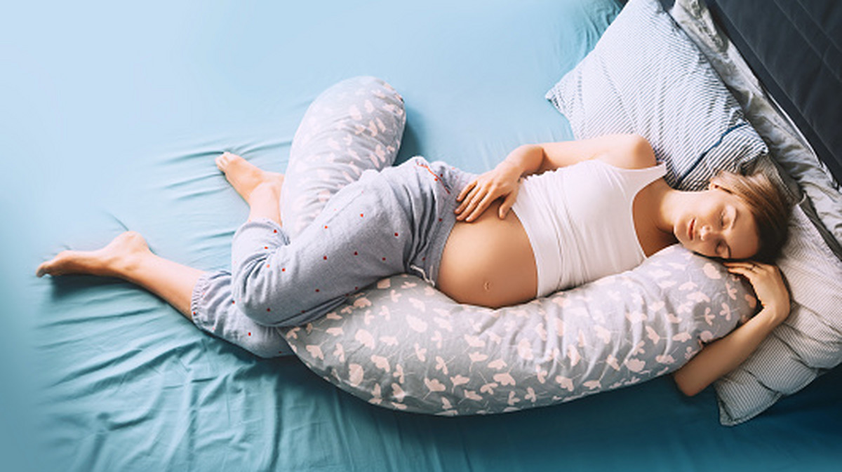 Rogal do spania w ciąży - zalety i wady - Kobieta