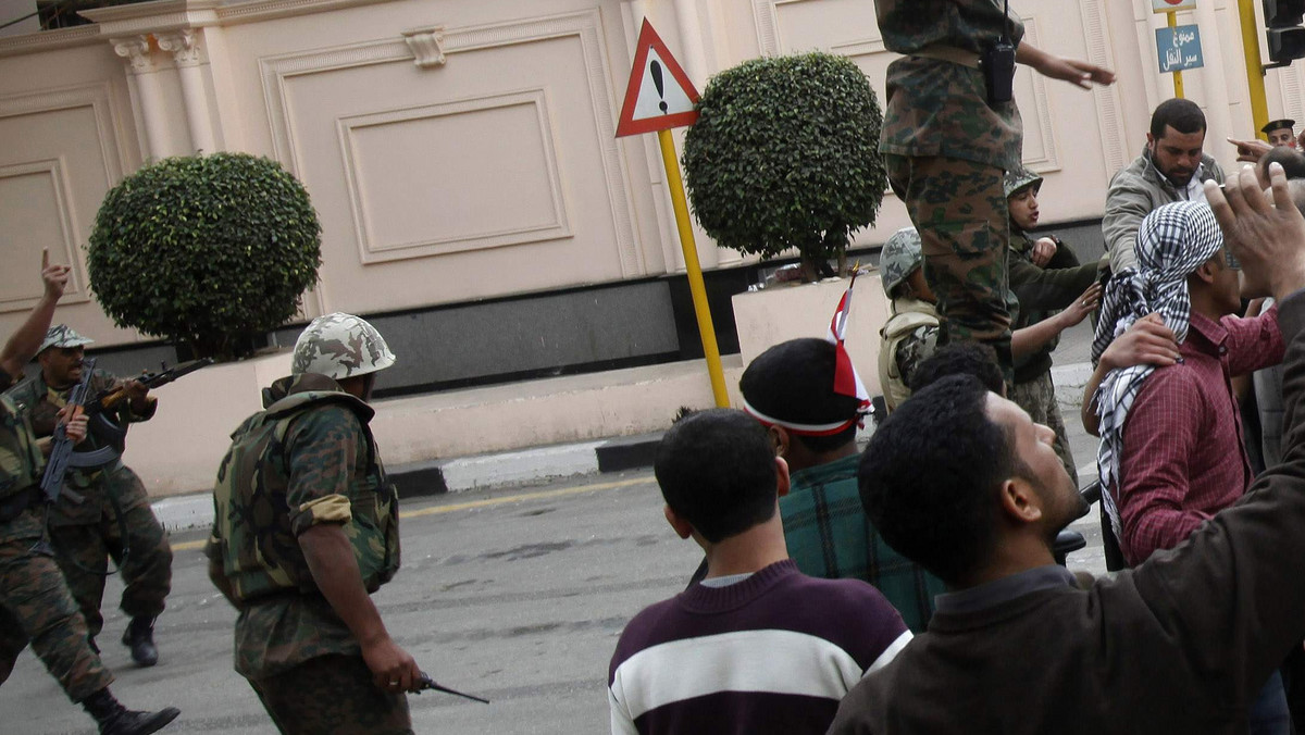 Najwyższa Rada Wojskowa Egiptu wyraziła nadzieję, że w ciągu 10 dni uda się zakończyć przygotowywanie propozycji zmian w konstytucji, a w ciągu dwóch miesięcy dojdzie do referendum konstytucyjnego.