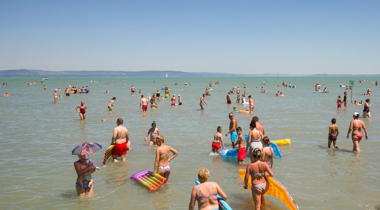 Fürdőzők a Balatonlellénél