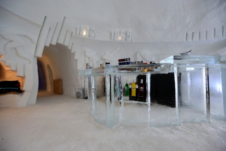 Bar w luksusowym hotelu iglo Iglu-Dorf GmbH na górze Parsenn. Forum Ekonomiczne w Davos 2015, 20.01.2015, Szwajcaria.