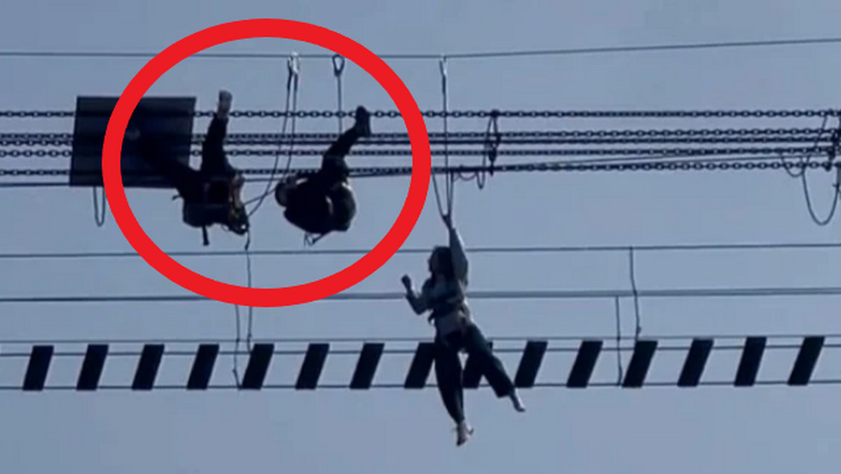 W Chinach turyści zwisali do góry nogami z mostu podczas ekstremalnego spaceru