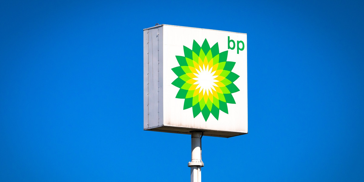 BP działa nie tylko z third parties, wspiera organizacje pozarządowe, ale również inwestuje poważne środki w nowe technologie, które redukują emisję gazów cieplarnianych.