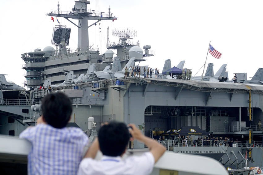 Nosač aviona Teodor Ruzvelt u vijetnamskoj luci Da Nang