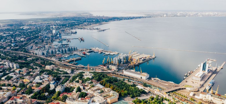 Turecki statek trafiony bombą w pobliżu portu w Odessie