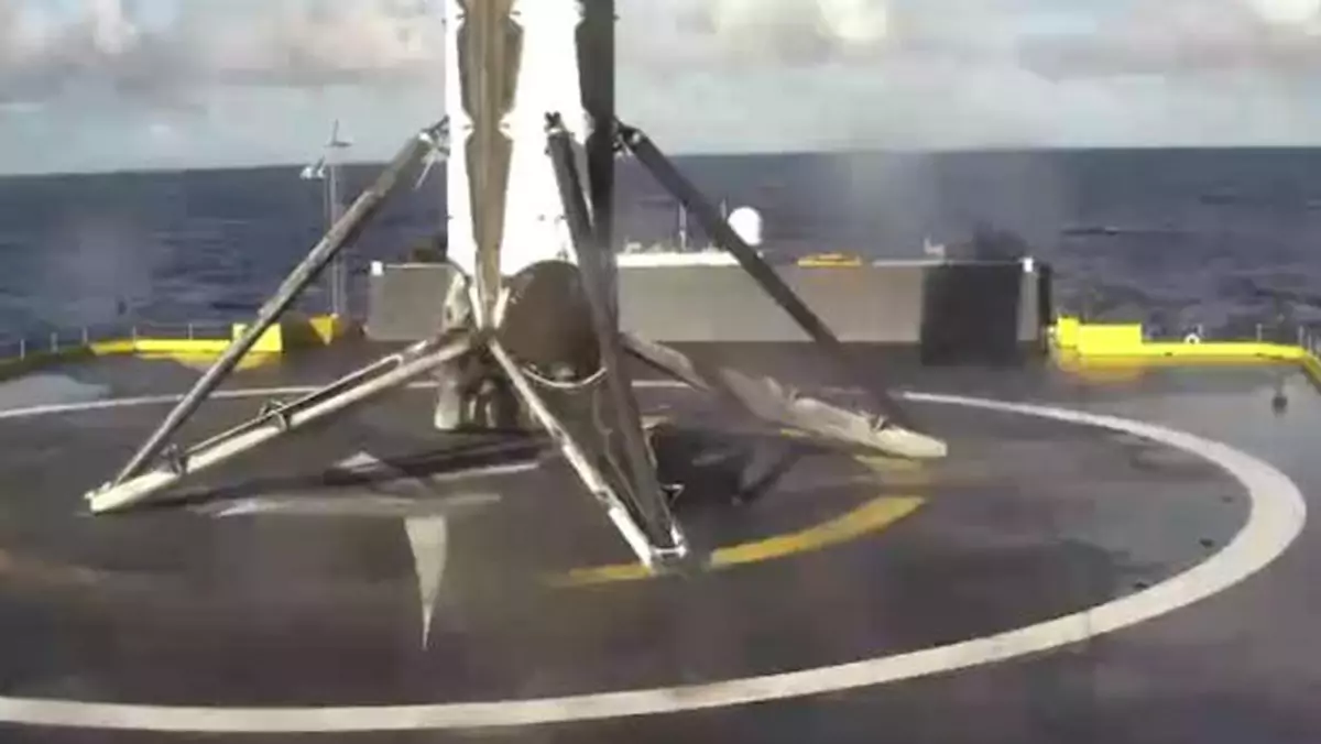 SpaceX po raz trzeci ląduje rakietą Falcon9 na barce (wideo)