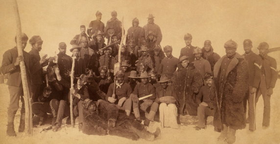 "Buffalo Soldiers" z XXV regimentu piechoty. "Buffalo Soldiers" (Bawoli Żołnierze) to określenie, jakie przylgnęło do jednostek wojskowych sformowanych z Afroamerykanów. Pierwsze tego typu oddziały utworzono w trakcie wojny secesyjnej (1890 r., domena publiczna).
