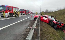 Ferrari rozbite. Za kierownicą miał siedzieć syn znanego biznesmena i byłego senatora