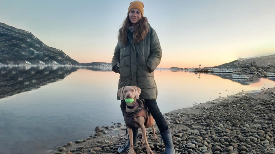 Nina Ponath z psem na wakacjach w Norwegii