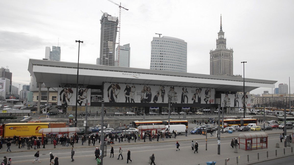 Remont warszawskiego Dworca Centralnego przywrócił stolicy piękny modernistyczny budynek w centrum miasta w miejsce straszącego brudem i smrodem grajdołu. Ale warszawiacy nie zdążyli nacieszyć się odnowioną bryłą, gdyż w zeszły czwartek budynek zniknął za reklamowymi płachtami sklepu H&amp;M. Nachalna reklama wywołała spontaniczne protesty, a Centralny stał się symbolem brutalnej komercjalizacji przestrzeni publicznej.