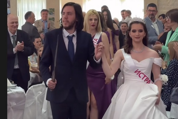 Oženio se omiljeni učesnik Slagalice "Psiho Vuk": Na svadbi bila i borba mačevima, a zbog mladinih reči svi dele snimak sa venčanja (FOTO, VIDEO)