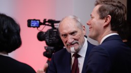 ujawnienie informacji niejawnych? jest akt oskarżenia wobec macierewic