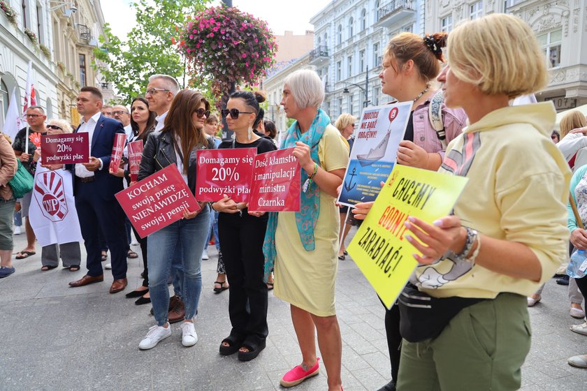 Łódź Protest Znp Przed Urzędem Wojewódzkim Nauczyciele żądają Spotkania Z Premierem 2057