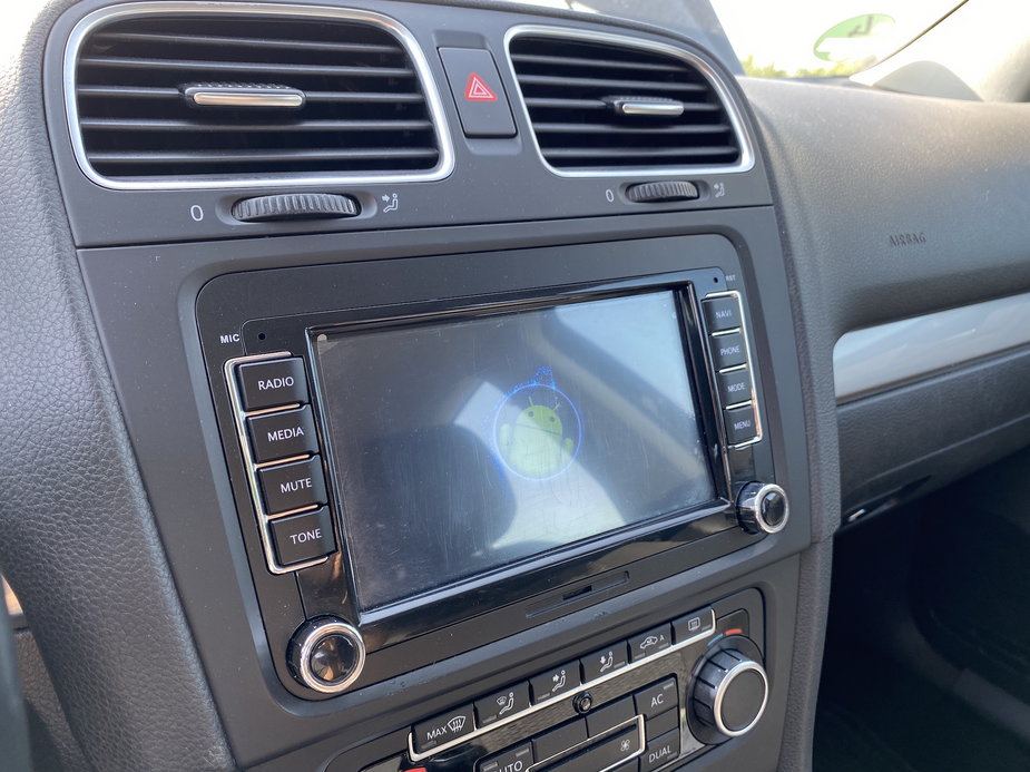 VW Golf 1.4 z 2009 r.: niefabryczne radio z Androidem to miły gadżet – powinno mieć streaming Bluetooth.