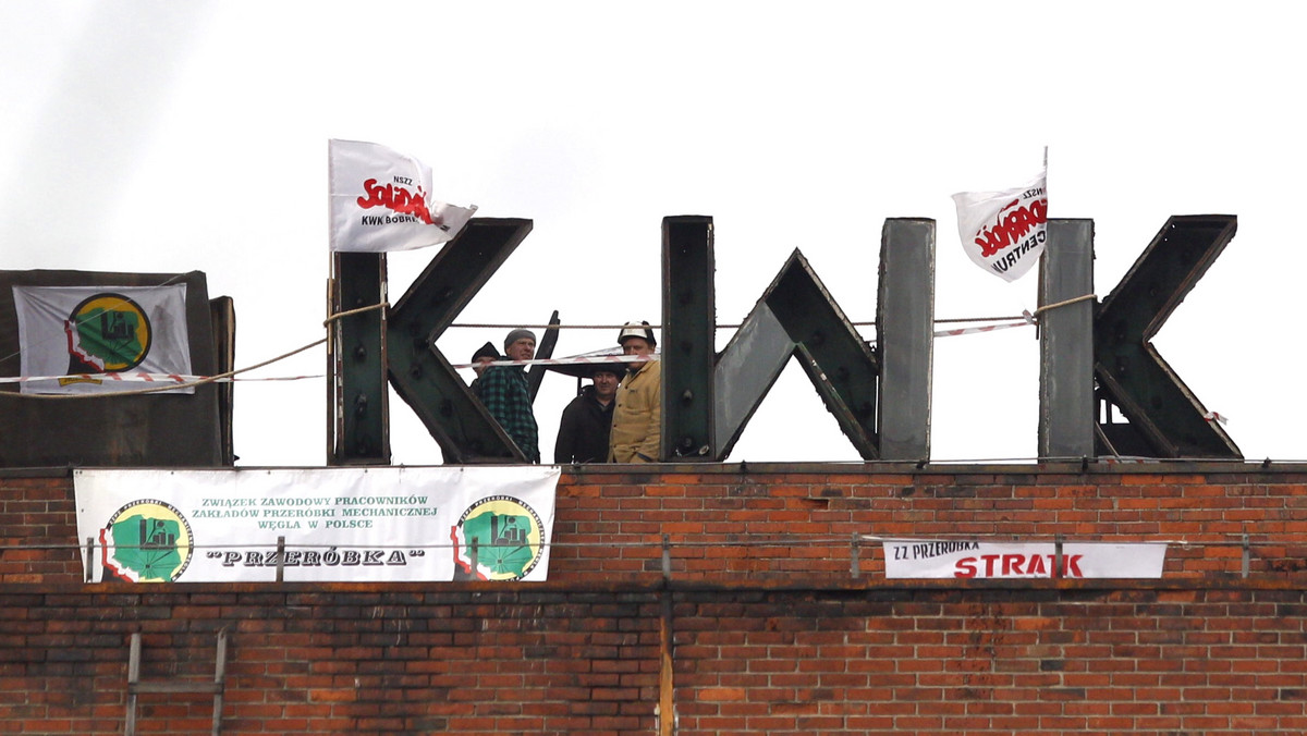 W czterech kopalniach Kompanii Węglowej (KW), które według rządu mają zostać zlikwidowane, rano protest pod ziemią i na powierzchni kontynuuje około 2 tys. osób – podali związkowcy. Dziś w Katowicach ma dojść do rozmów górniczych związków zawodowych z przedstawicielami rządu.