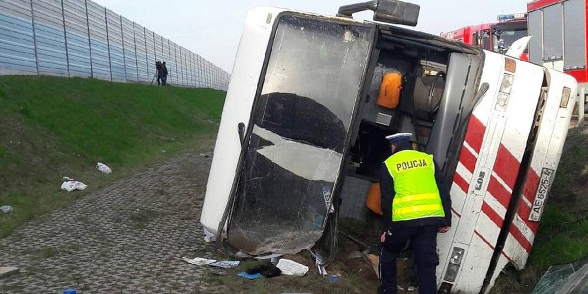 Wypadek autokaru na autostradzie A2. 18 osób rannych