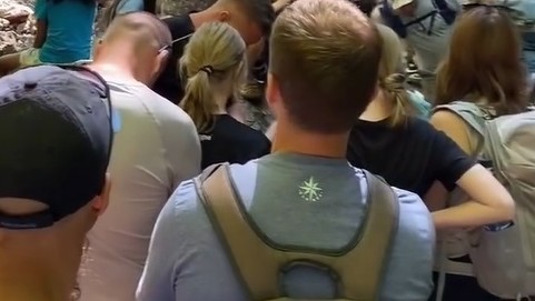 V Slovenskom raji sa turisti tlačia jeden na druhého počas výšľapu.
