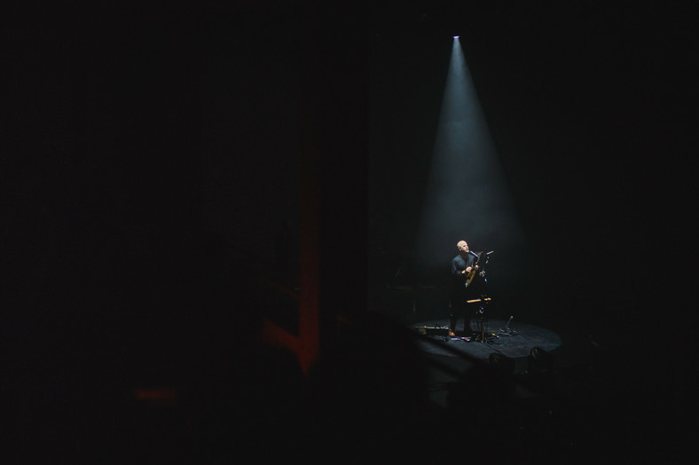 Einar Selvik Kvitrafn podczas występu w Gdańskim Teatrze Szekspirowskim, listopad 2019 r.