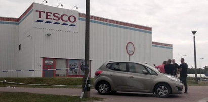 Bandycki napad pod Tesco. Mężczyzna walczy o życie