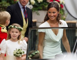 Kolejne zdjęcia z barwnej przeszłości Pippy i Kate Middleton