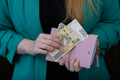 Tyle zarabia się w szkole. Porównano pensję m.in. nauczyciela, woźnej i kucharza