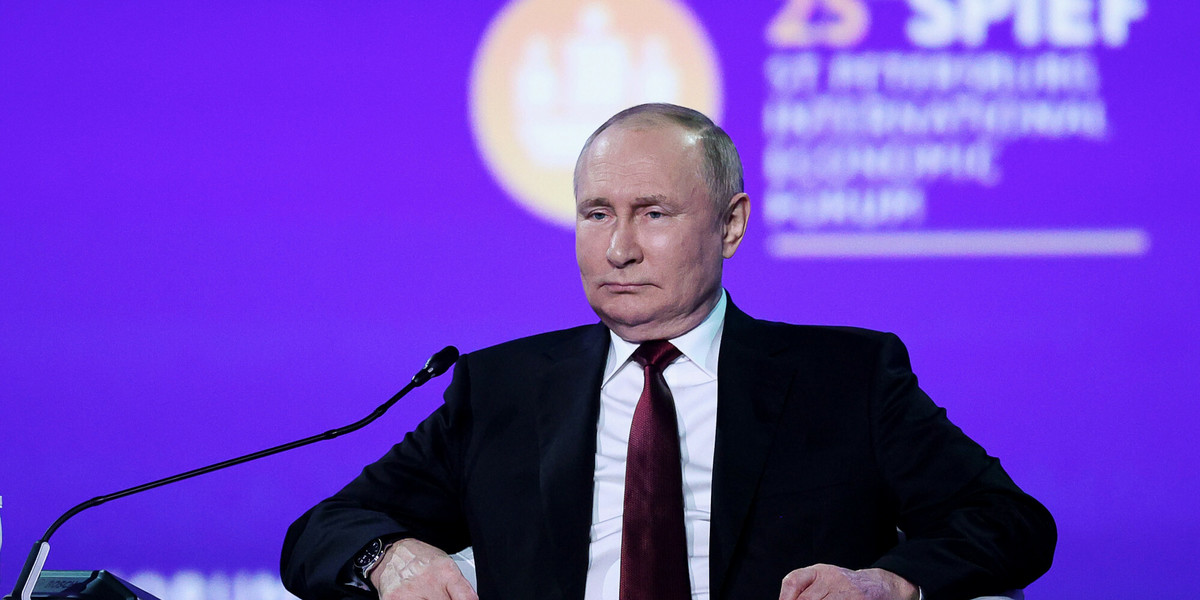 Władimir Putin wykorzystuje surowce do szantażu Europy.