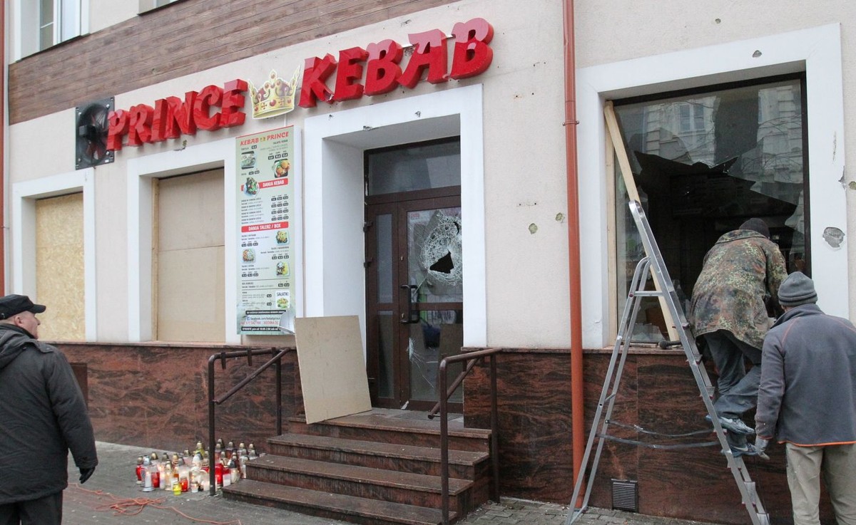  Zabezpieczane płytami wiórowymi okna baru Prince Kebab w Ełku