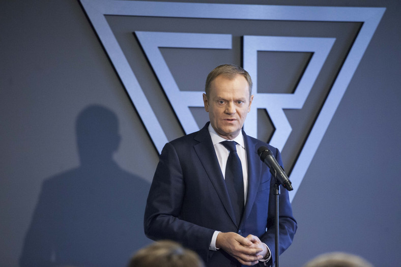Premier Donald Tusk przemawia podczas uroczystości związku z oddaniem do użytku nowej siedziby Fabryki Broni w Radomiu. PAP/Michał Walczak