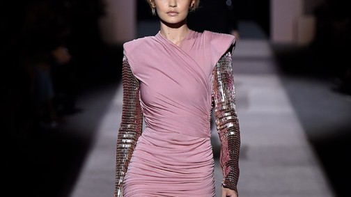 Gigi Hadid és Kendall Jenner extrarövid hajjal léptek a Tom Ford kifutójára!