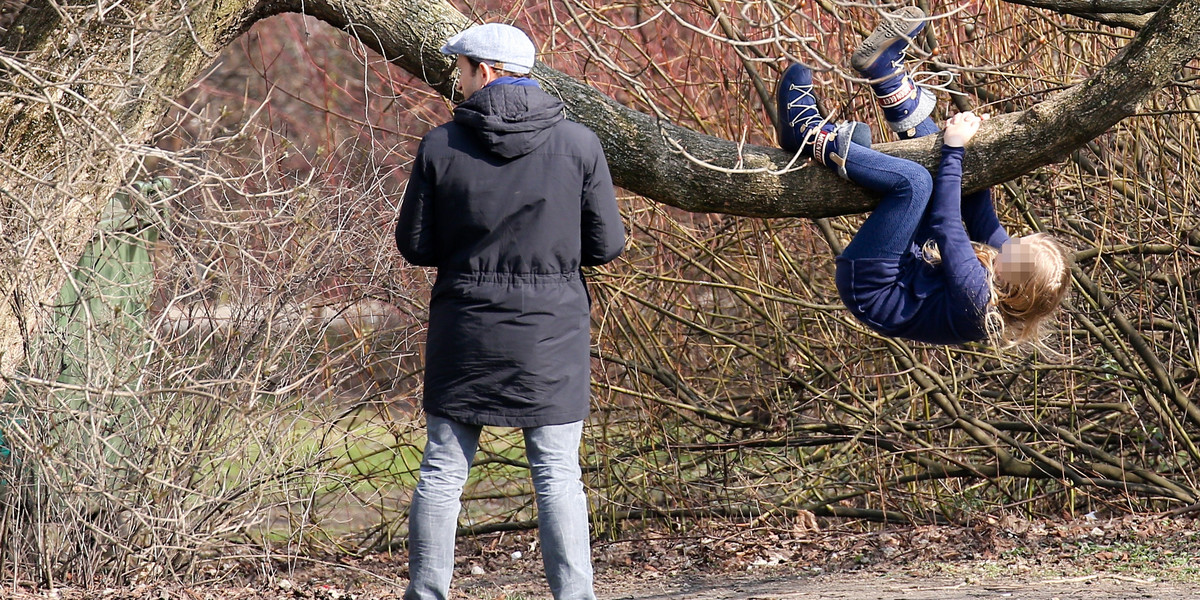 Borys Szyc z córką w parku