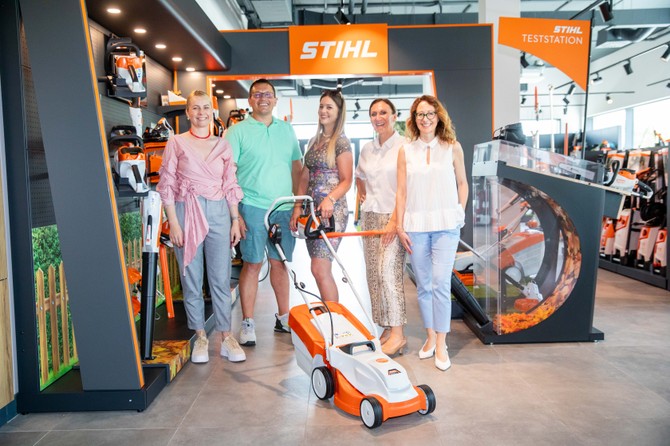 Pobednici sa Vladankom Vidaković, marketing menadžerkom kompanije STIHL, Sandrom Subotin, glavnom urednicom Media centra Žena, i Jelenom Isaković, direktorkom izdavaštva kompanije "Ringier"