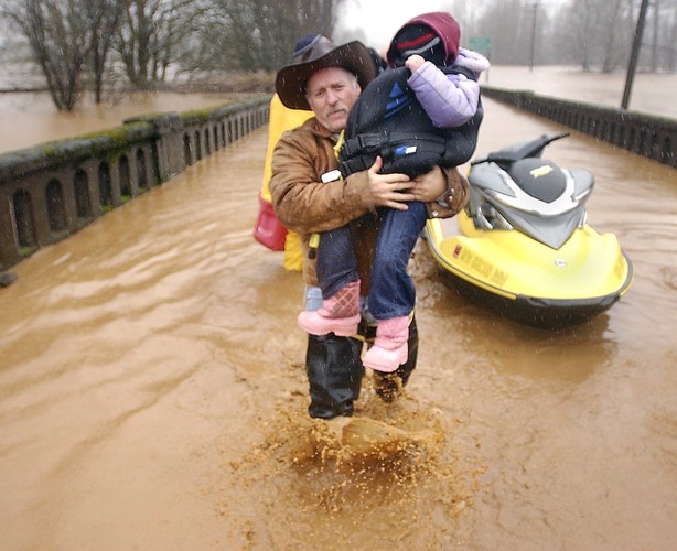 Ewakuacja ludzi z jednego z miasteczek w Oregonie, odciętego od świata przez lawinę błotną