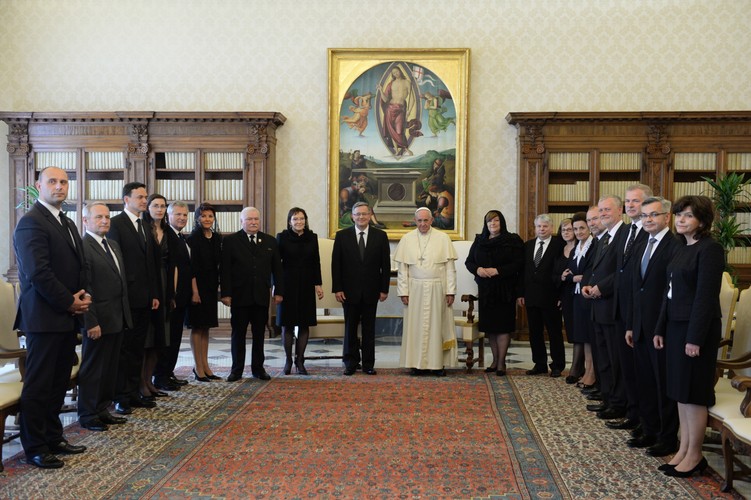 Polska para prezydencka - Bronisław i Anna Komorowscy i towarzysząca im delegacja: szef BBN gen. Stanisław Koziej, szef Kancelarii Prezesa Rady Ministrów Jacek Cichocki, były prezydent Aleksander Kwaśniewski z żoną Jolantą, były prezydent Lech Wałęsa, marszałek Sejmu Ewa Kopacz, marszałek Senatu Bogdan Borusewicz, żona byłego prezydenta Lecha Wałęsy, Danuta Wałęsowa, wdowa po ostatnim prezydencie RP na uchodźstwie Ryszardzie Kaczorowskim, Karolina Kaczorowska, szef Kancelarii Prezydenta RP, Jacek Michałowski, ambasador Rzeczypospolitej Polskiej przy Stolicy Apostolskiej Piotr Nowina-Konopka, zastępca Szefa Kancelarii Prezydenta RP Sławomir Rybicki oraz dyrektora Protokołu Dyplomatycznego MSZ krzysztof Krajewski pozuja do wspólnego zdjęcia z papieżem Franciszkiem.