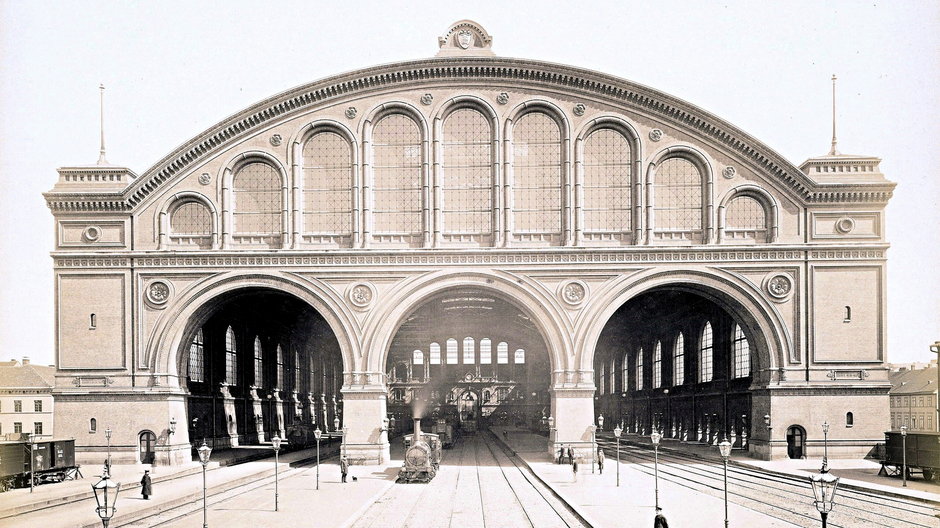 Fasada południowa i perony, rok 1881. Fot. Hermann Rückwardt , Public domain, via Wikimedia Commons
